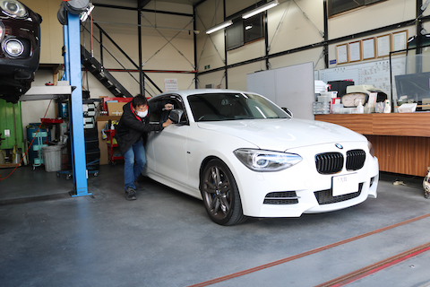 BMW ドアのエクボを塗装なしで瞬間修理