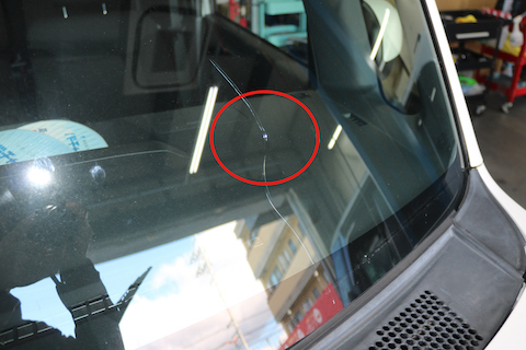 フロントガラス飛石でひび割れ、当日施工します！