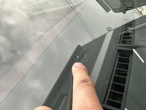 フロントガラスのひび割れ1時間程度で修理！