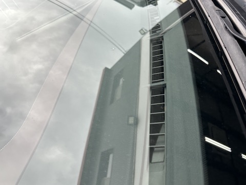 フロントガラスのひび割れ1時間程度で修理！