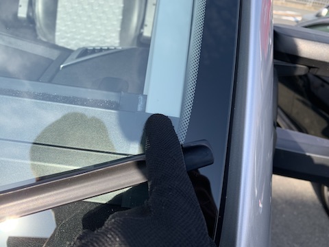 大きなキャンピングカーのフロントガラス修理も対応！