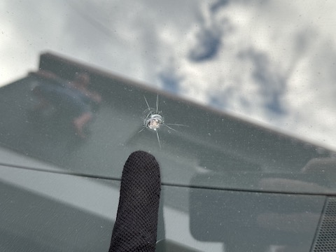 プリウスフロントガラスのひび割れ、交換しないで修理！