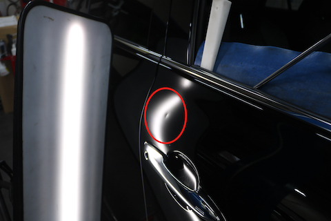 ハリアーのドアにへこみ、即日対応で綺麗に修理！