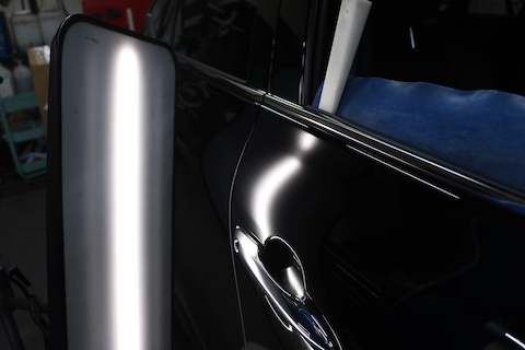 ハリアーのドアにへこみ、即日対応で綺麗に修理！