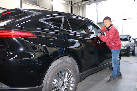 ハリアーのドアにへこみ、即日対応で綺麗に修理！