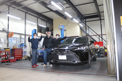 ハリアーのドアにへこみ、即日対応で綺麗に修理！