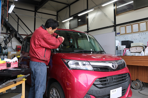 フロントガラスが割れ、気づいたその日に修理！