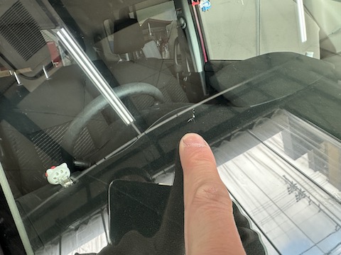 フロントガラスが割れ、気づいたその日に修理！