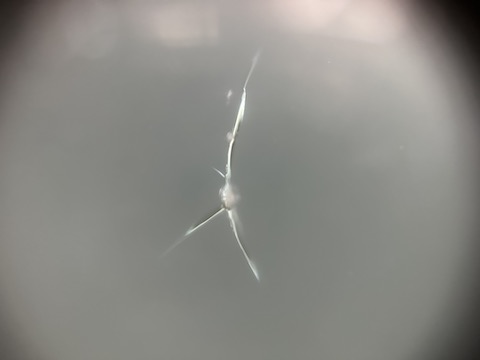 フロントガラスが割れ、気づいたその日に修理！