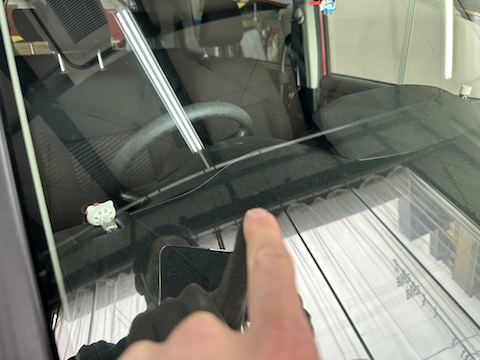 フロントガラスが割れ、気づいたその日に修理！