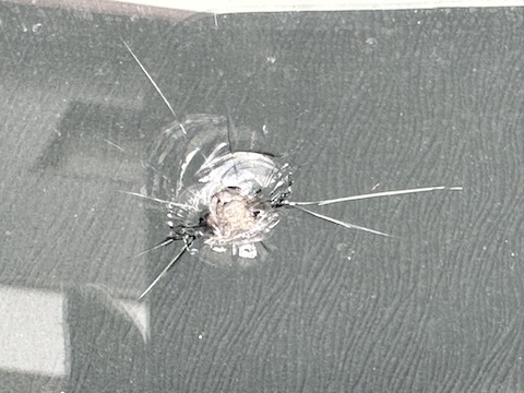 プリウスフロントガラスのひび割れ、交換しないで修理！