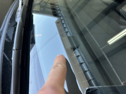 車のへこみとガラスのひび割れ修理を同時施工！