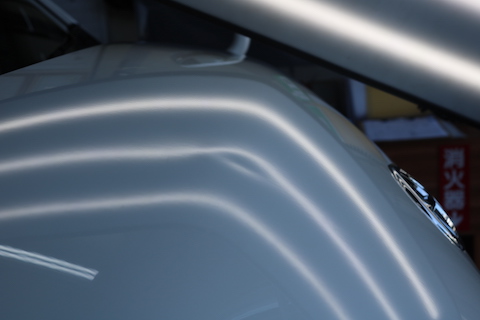 ハイエースのボンネットにへこみ。塗装せず即時修理！