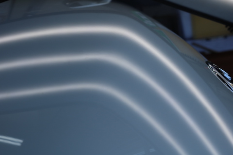 ハイエースのボンネットにへこみ。塗装せず即時修理！