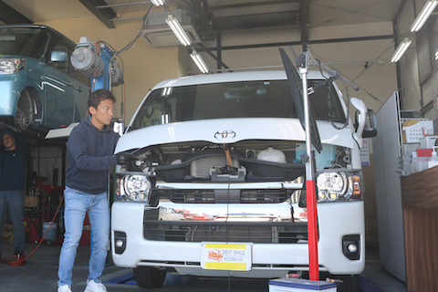 ハイエースのボンネットにへこみ。塗装せず即時修理！