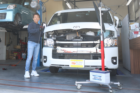 ハイエースのボンネットにへこみ。塗装せず即時修理！