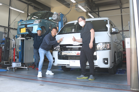 ハイエースのボンネットにへこみ。塗装せず即時修理！