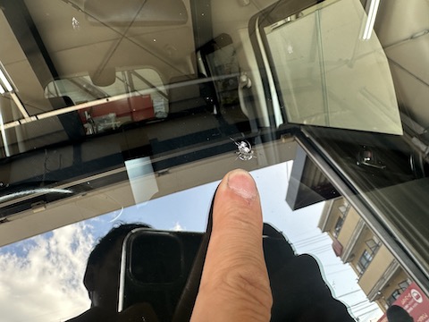 フロントガラスのひび割れ傷、当日修理対応！