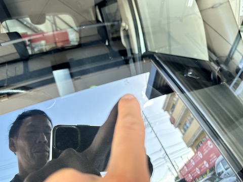 フロントガラスのひび割れ傷、当日修理対応！