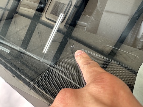 レヴォーグのフロントガラスのひび割れ修理！