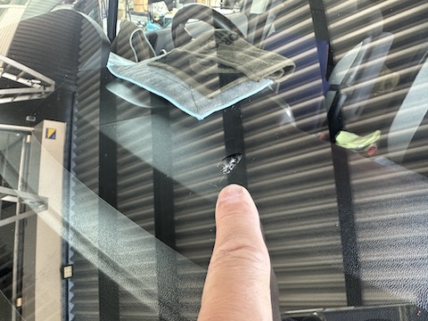 フロントガラスに大きなひび割れ、当日修理で対応！