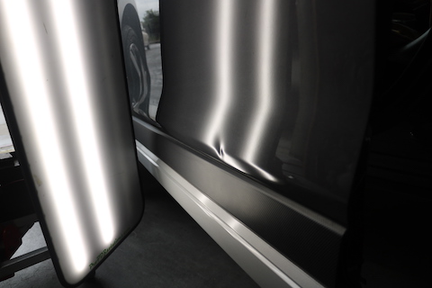 ドアのプレスラインのへこみをデントリペアで即時修理