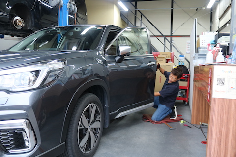 ドアのプレスラインのへこみをデントリペアで即時修理