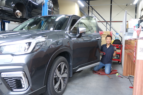 ドアのプレスラインのへこみをデントリペアで即時修理