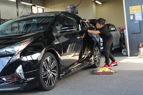 プリウス ドアに当て逃げのへこみ、即時修理可能！