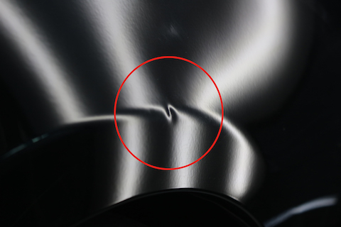 車のプレスラインのへこみ、塗装しないデントリペアで即時修理！