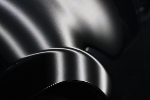 車のプレスラインのへこみ、塗装しないデントリペアで即時修理！