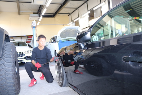 車のプレスラインのへこみ、塗装しないデントリペアで即時修理！