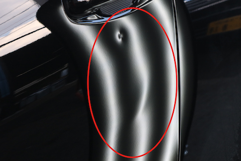 塗装か交換案内となるへこみをデントリペアで即時修理！