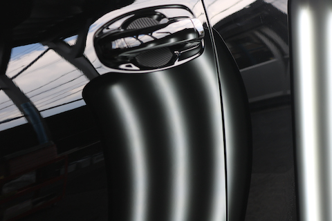 塗装か交換案内となるへこみをデントリペアで即時修理！