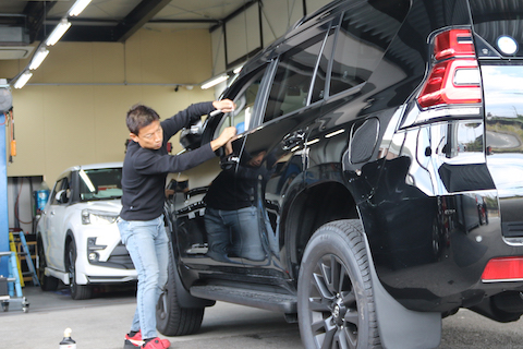 塗装か交換案内となるへこみをデントリペアで即時修理！