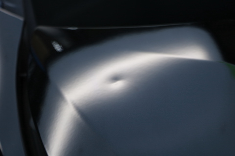 ボンネットのへこみもデントリペアで綺麗に修理！