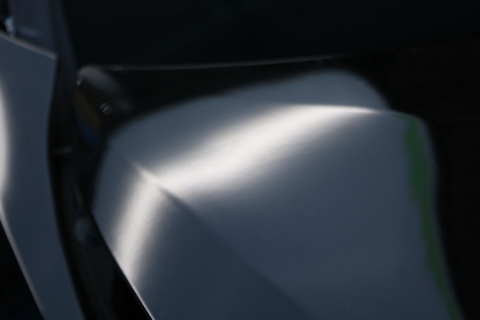 ボンネットのへこみもデントリペアで綺麗に修理！