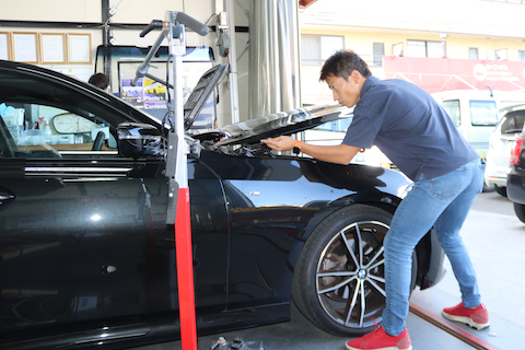 ボンネットのへこみもデントリペアで綺麗に修理！