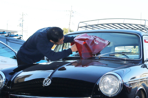 ヴィンテージカーのフロントガラスひび割れ修理！