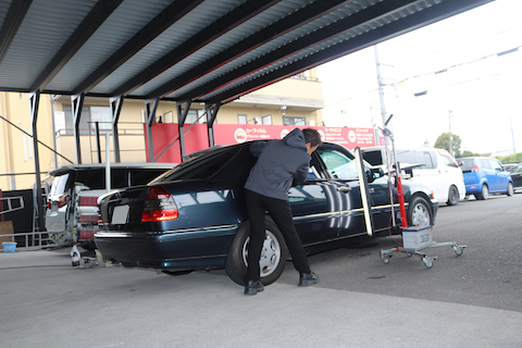 旧車のベンツの複数あったへこみをデントリペア修理