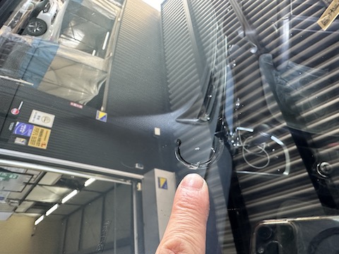 フロントガラスの大きなひび割れをウインドリペアで解決！