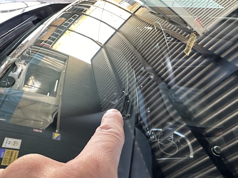 フロントガラスの大きなひび割れをウインドリペアで解決！