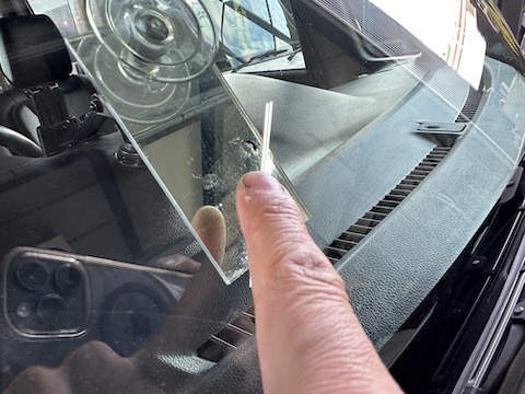 大きなひび割れ、ウインドリペア当日施工お任せください！