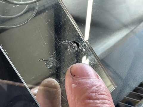 大きなひび割れ、ウインドリペア当日施工お任せください！