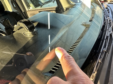 大きなひび割れ、ウインドリペア当日施工お任せください！