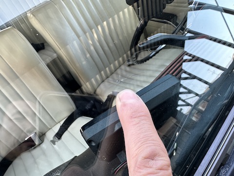 ヴィンテージカーのフロントガラスひび割れ修理！