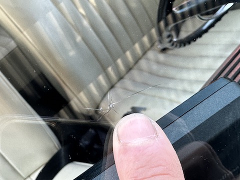ヴィンテージカーのフロントガラスひび割れ修理！