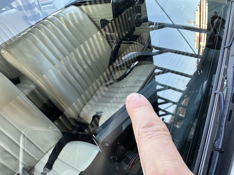 ヴィンテージカーのフロントガラスひび割れ修理！