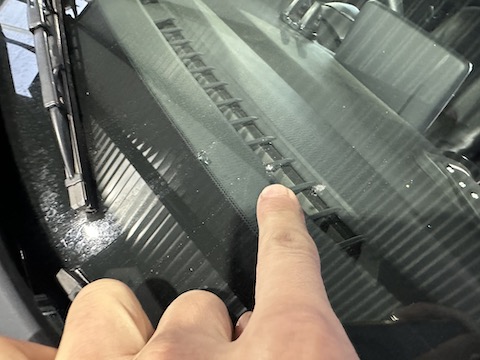 フロントガラス交換と言われたひび割れ傷の修理