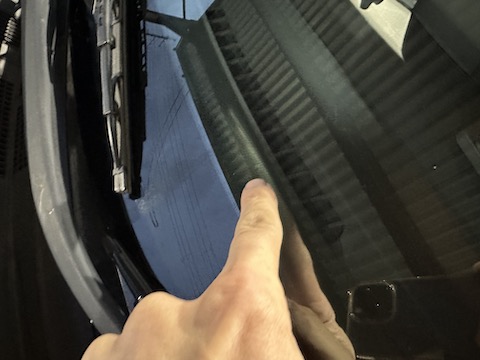 フロントガラス交換と言われたひび割れ傷の修理